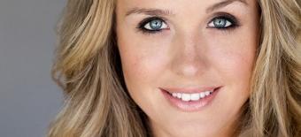 GIRL DOES IMPRESSIONS WHILE STUCK IN TRAFFIC article image