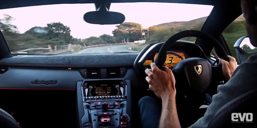 rampanttv-watch-this-lamborghini-aventador-go-flat-out-round-the-isle