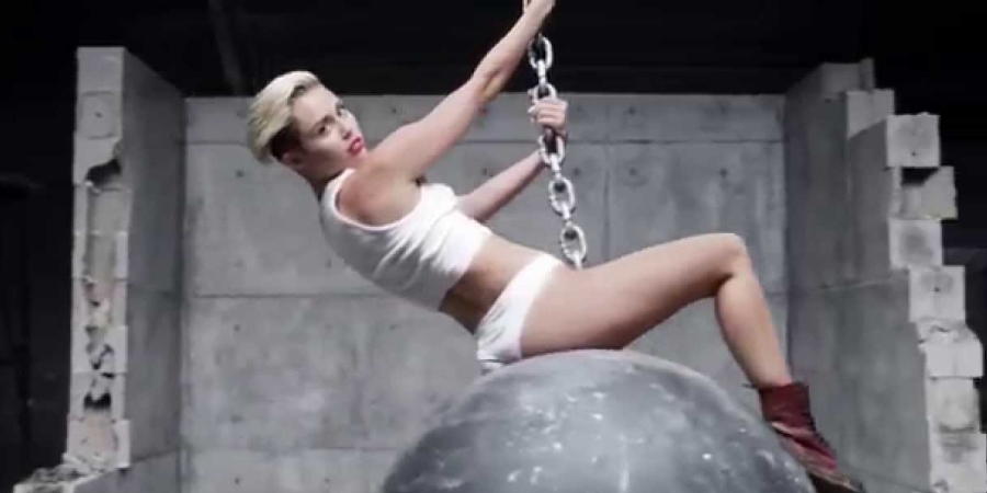 Miley Cyrus - Wrecking Ball without the music is too weird! article image