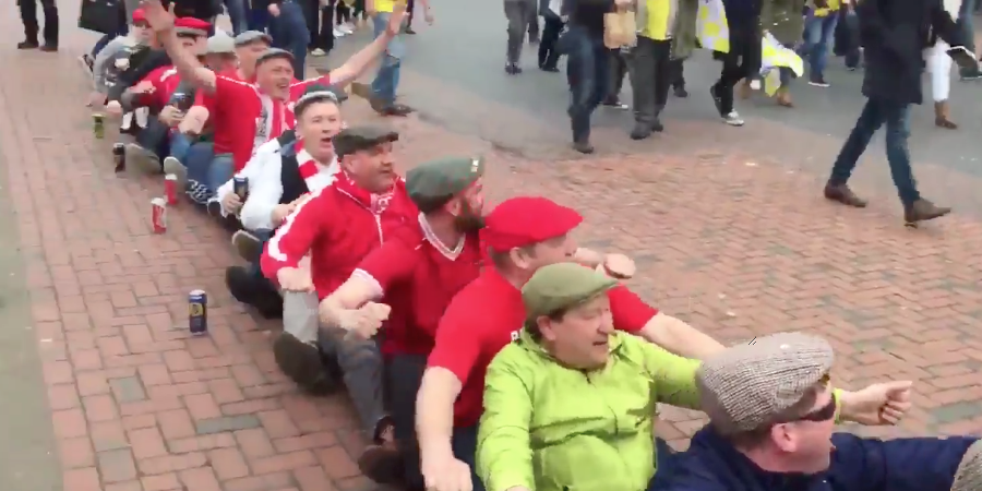 Barnsley fans to Oxford's: 'You only sing when you're rowing!' (video) article image