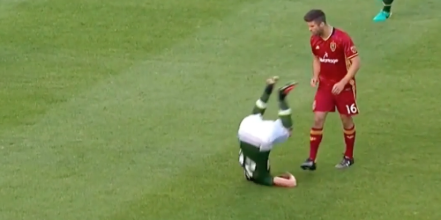 This MLS player's dive is RIDICULOUS! (video) article image