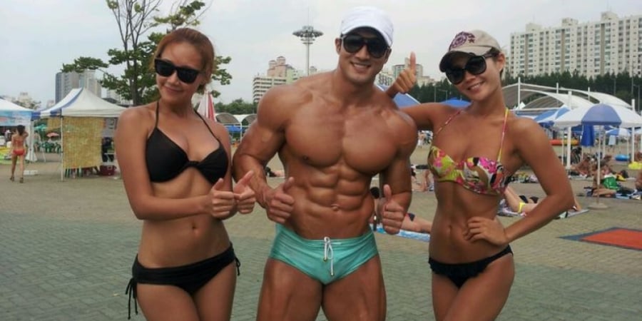 This Korean bodybuilder does 3,000 sit-ups a day to get his famous six-pack article image