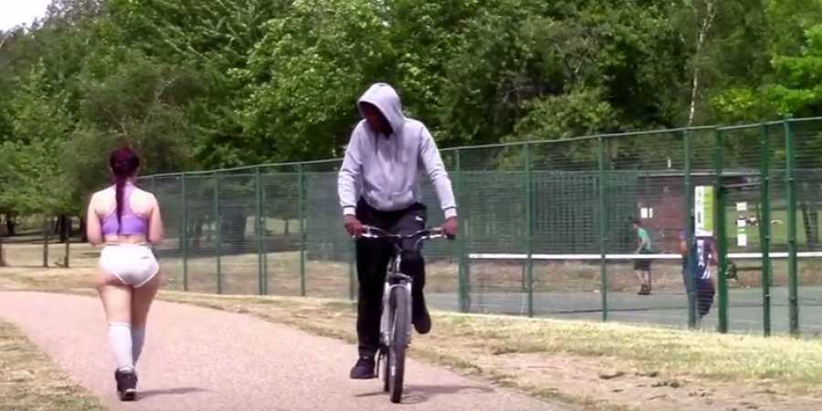Guys get baited in 'micro shorts' social experiment article image