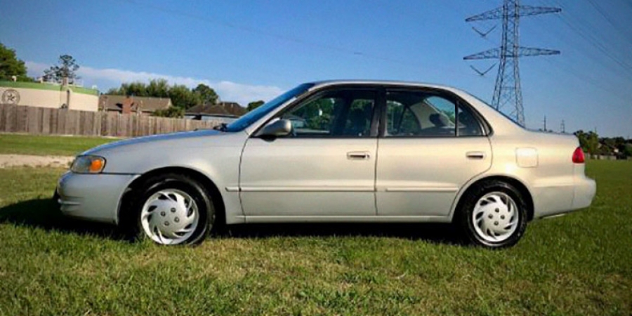 Dudes brutally honest ad for 1999 Toyota Corolla is so good you'll want to buy it! article image