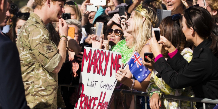 Crazy woman plans to travel from Australia to stand outside royal wedding and convince Harry to dump Meghan article image