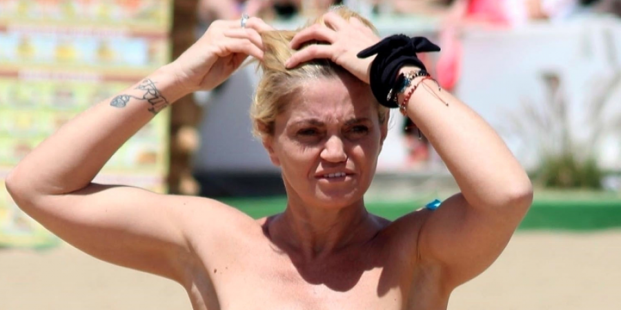 Topless Daniella Westbrook beach pics! article image