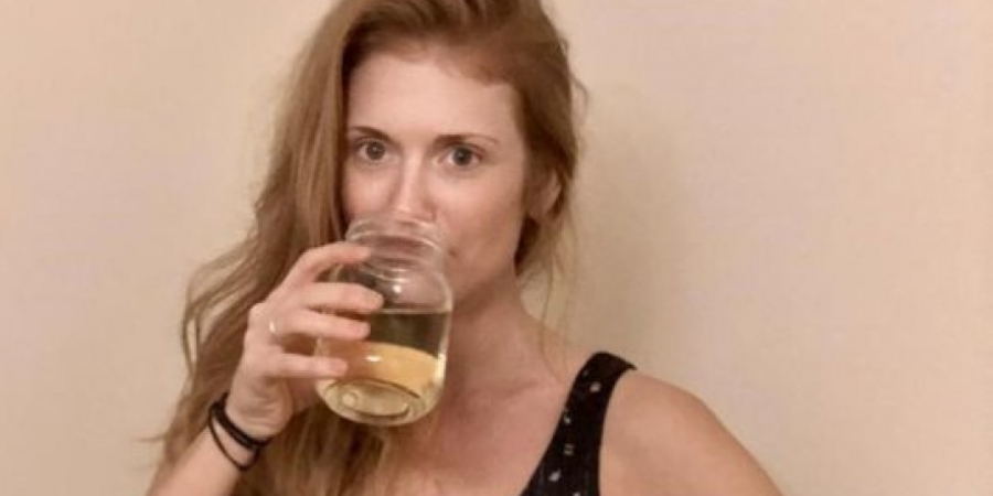Woman drinks her own pee everyday in order to stay healthy article image