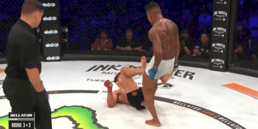 MMA fighter loses points for jamming big toe up opponents asshole article image