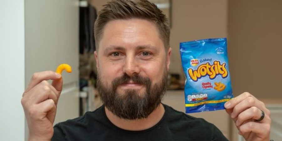 Dude cheesed off after finding only one wotsit in his bag of crisps article image