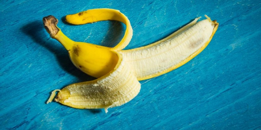 Guys are now using banana peels to wank with article image
