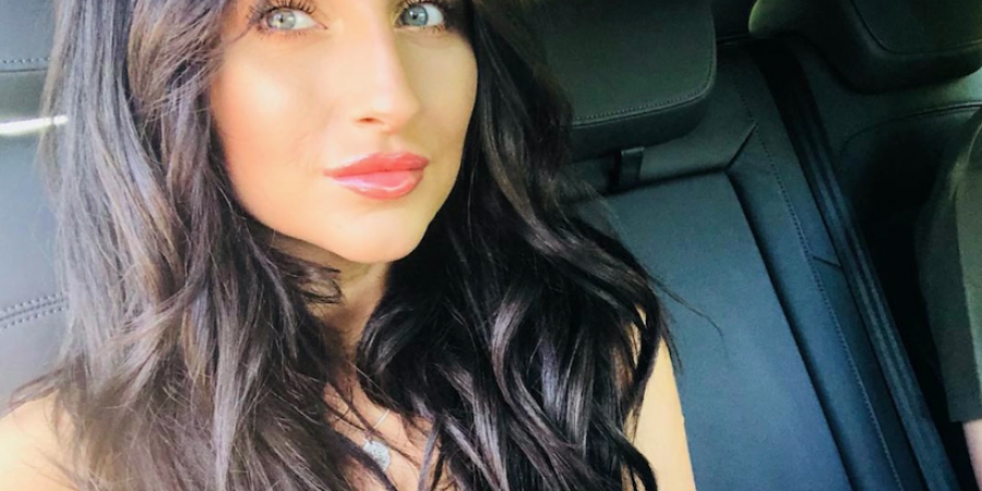 Brunette Scarlett Harper loves to flaunt her curves article image